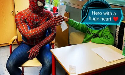 Si trasforma in Spiderman per portare il sorriso ai bambini in ospedale