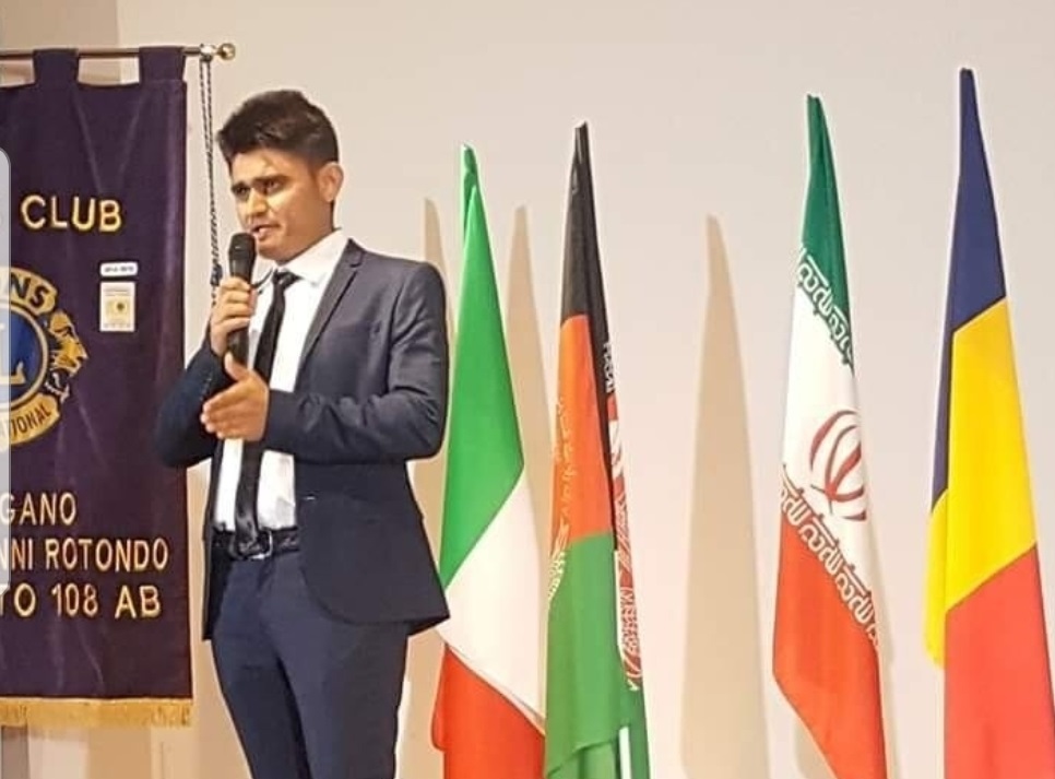 Fugge dall’Afghanistan, si laurea e racconta la sua storia in 5 libri