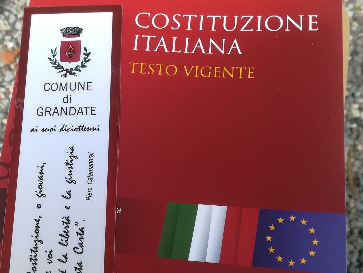 Il Comune consegna la Costituzione ai diciottenni, ma è l’edizione vecchia…