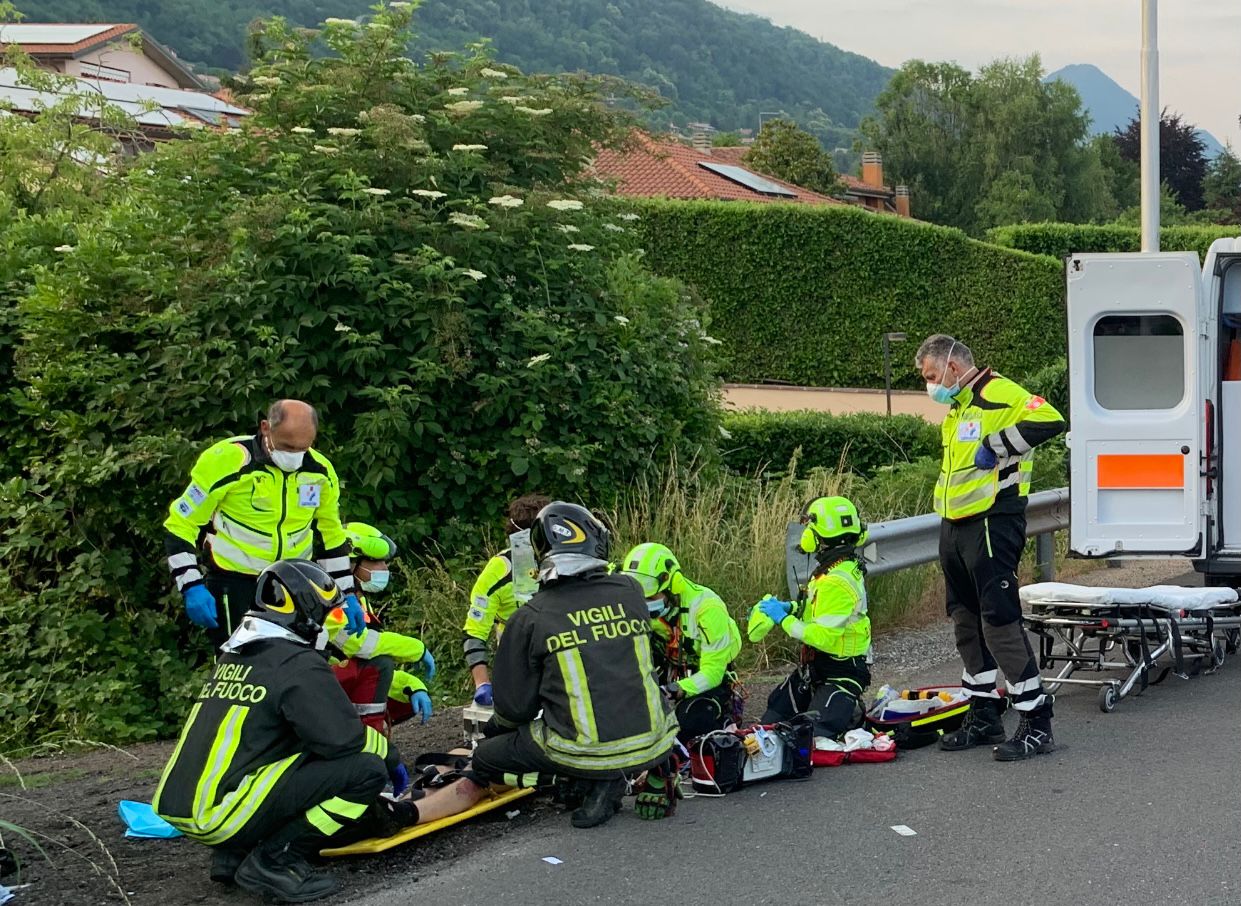 Cade dalla moto ad Albavilla, è in gravissime condizioni