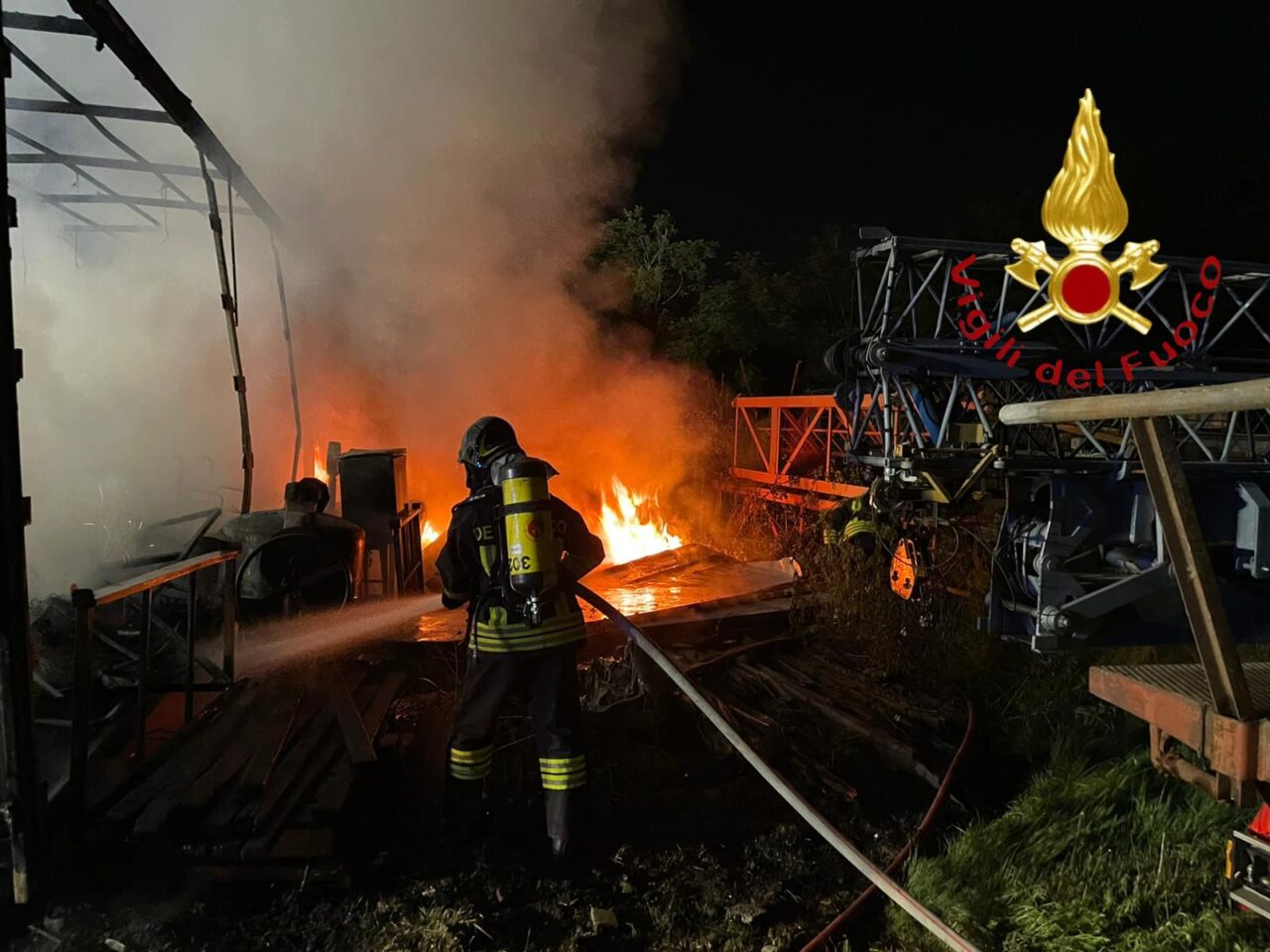 Incendio in un capannone a Mariano Comense