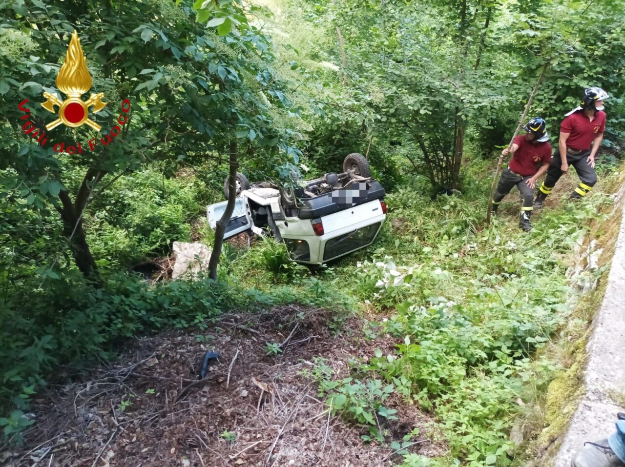 Finisce fuori strada con l’auto: illeso 80enne