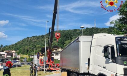 Un altro tir prova a salire sul Viadotto del Lavatoio e resta incastrato