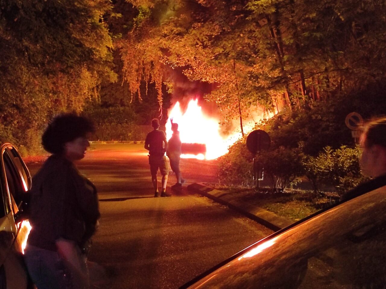 Auto in fiamme alla rotonda dell’autostrada a Lomazzo