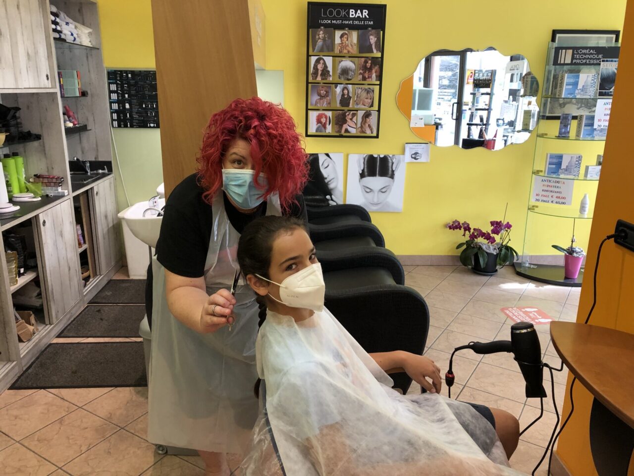 Dopo tre anni è arrivato il momento: Paolo ha tagliato i capelli per donarli ai pazienti oncologici