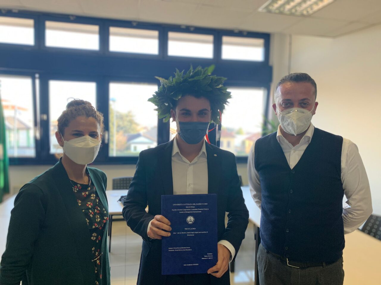 Si laurea nella sala consiliare di Figino Serenza