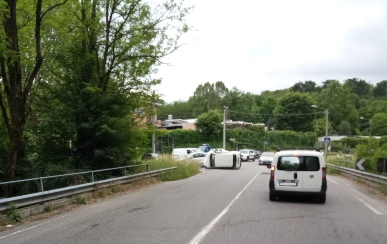 Incidente in via Valle Mulini a Fino Mornasco: scontro tra auto, una si ribalta