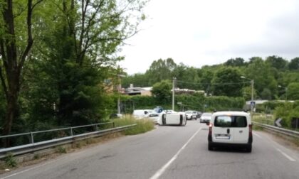 Incidente in via Valle Mulini a Fino Mornasco: scontro tra auto, una si ribalta