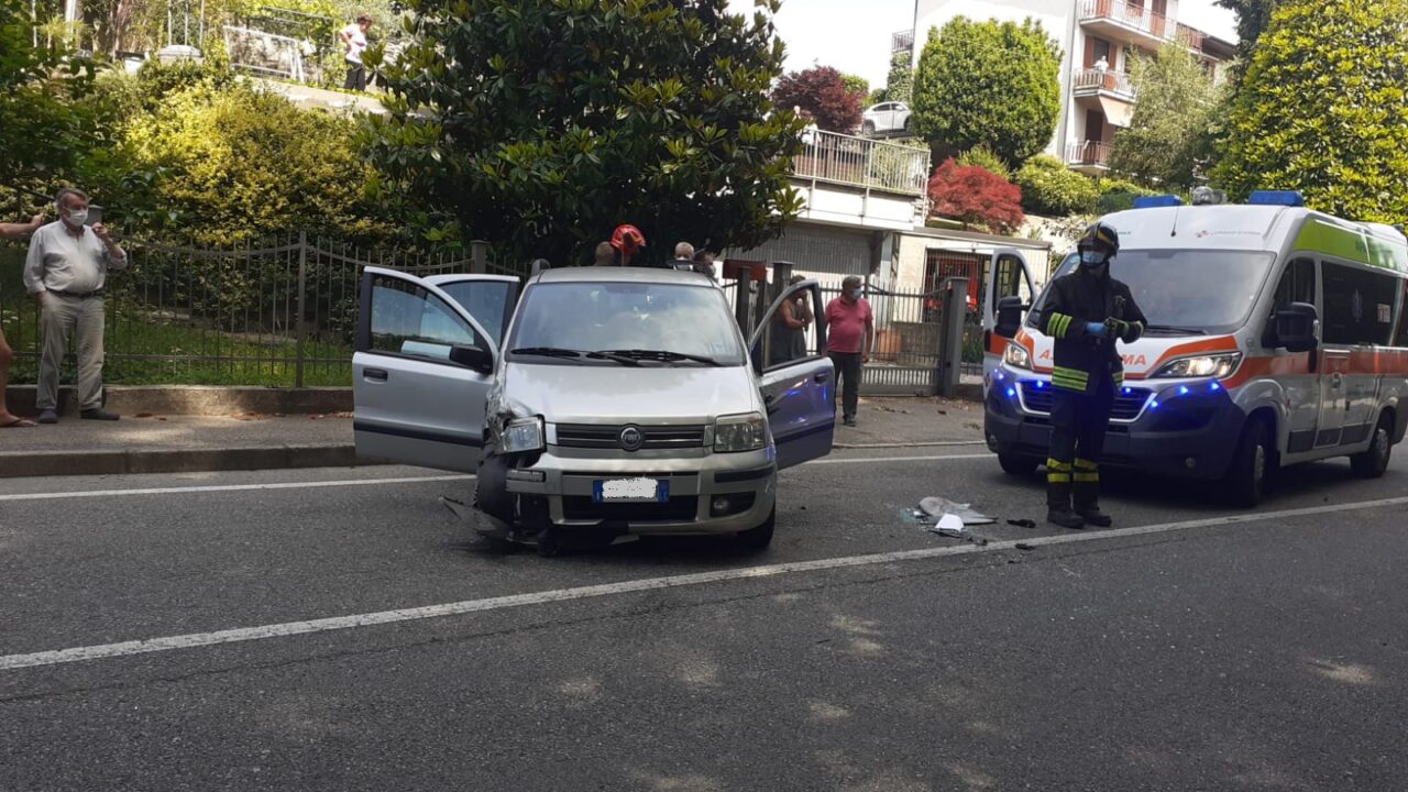 Incidente ad Anzano: finisce con l’auto contro un furgone in sosta