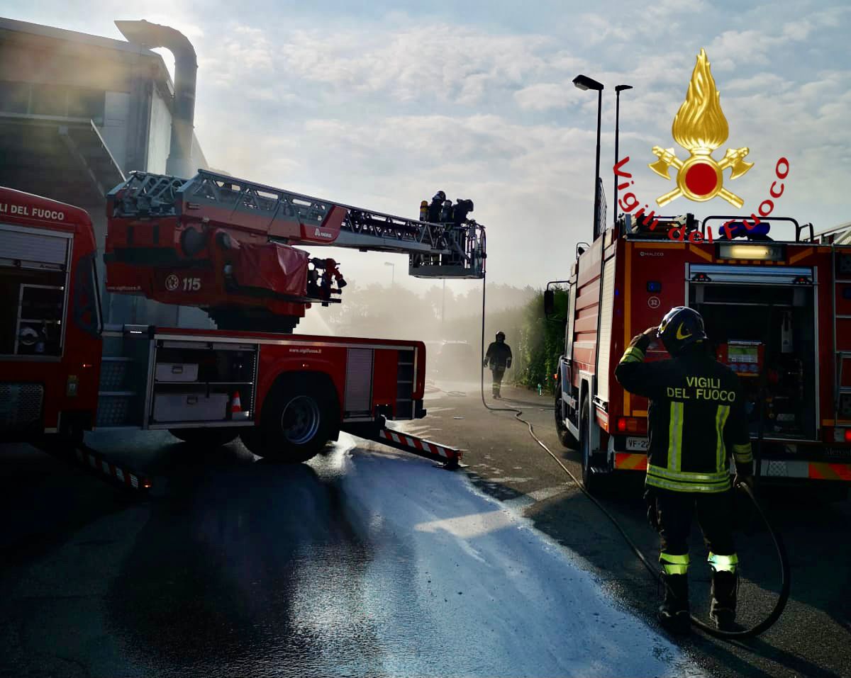 Incendio a Cantù fiamme in un silos