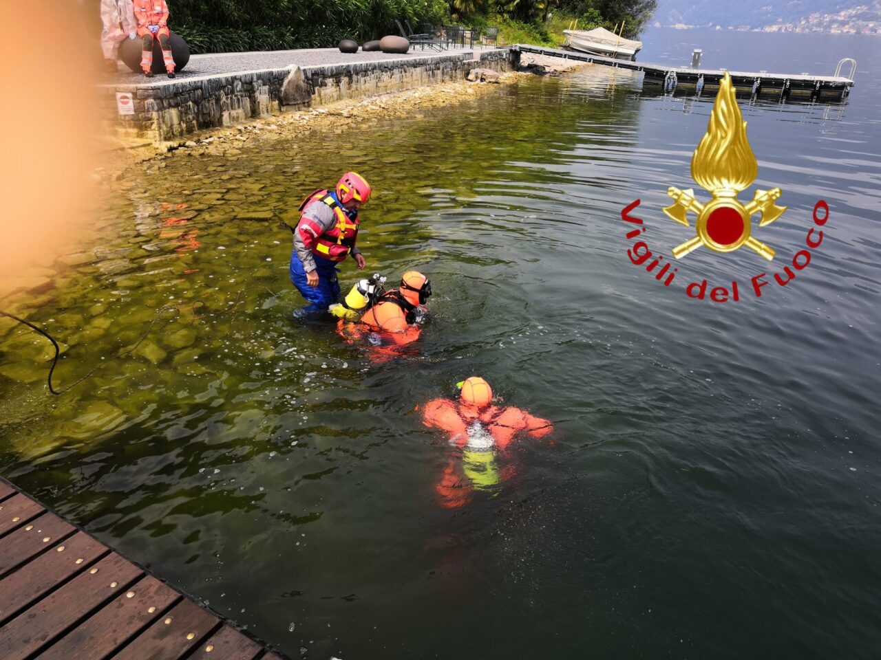 Si tuffa da un pontile e non riemerge: turista annega nel lago