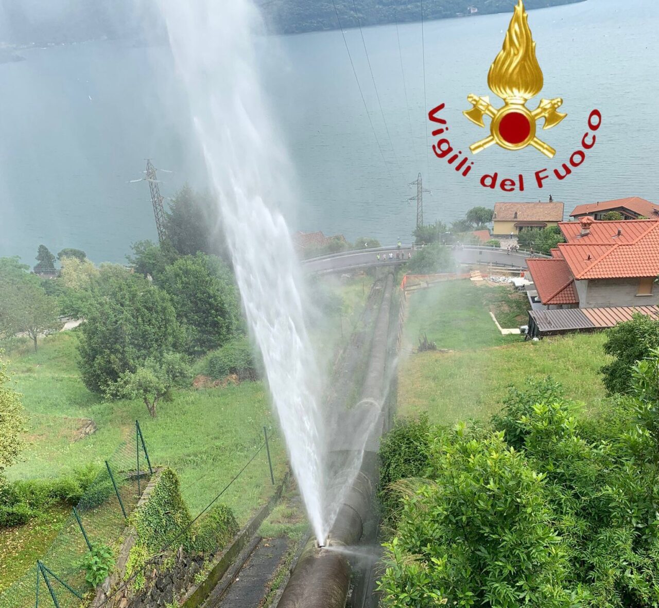 Perdita idrica in alto lago: l’acqua “esplode” dalla condotta