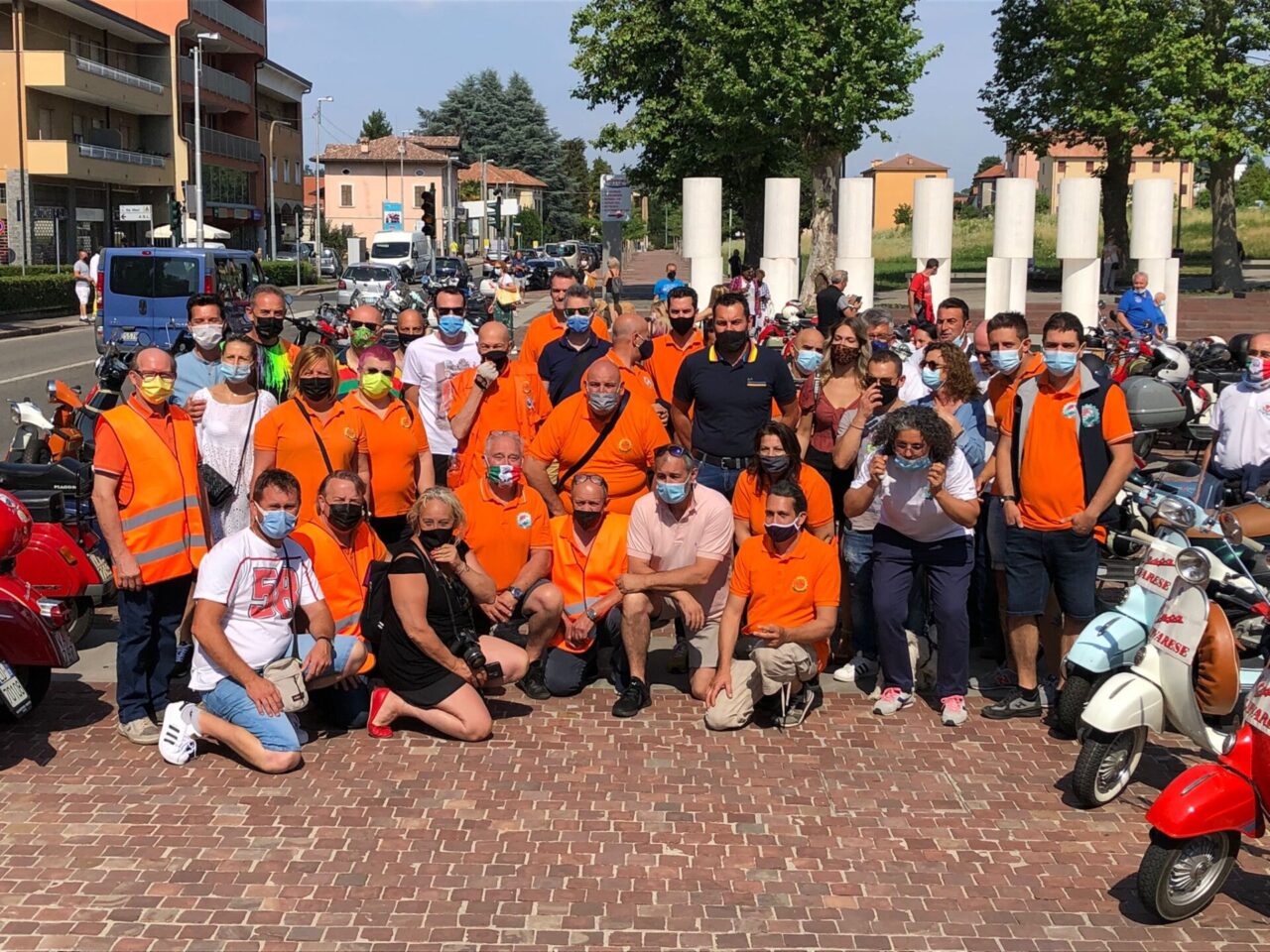 Circa 300 mezzi colorano la città per il raduno del Vespa Club Olgiate Comasco