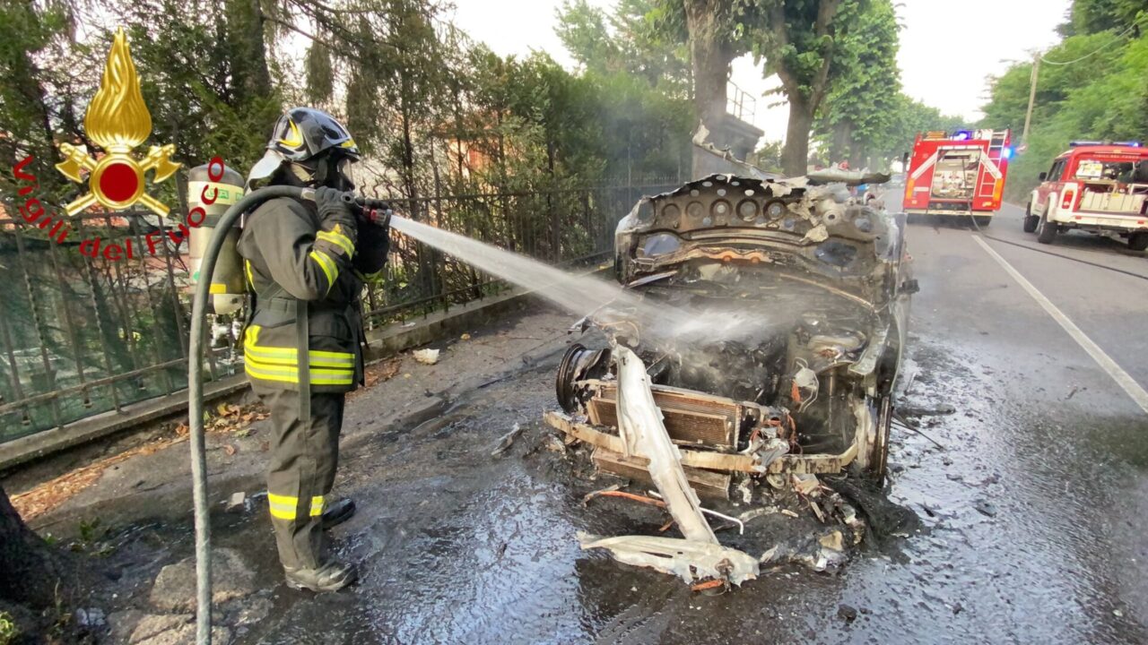 Incendio auto a Como