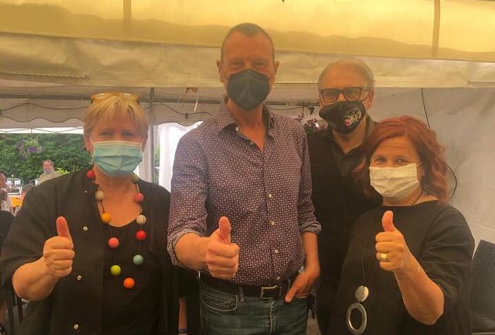 Amadeus fa tappa a Bregnano con degli amici per un pranzo da Rocky