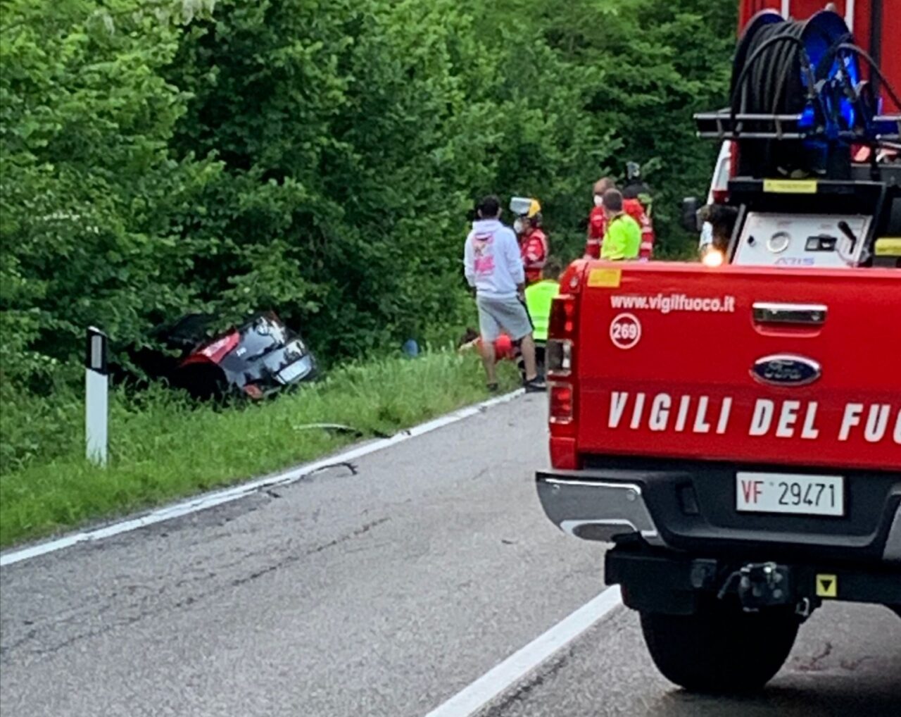 Fuori strada con l’auto: soccorsi in codice rosso a Cantù