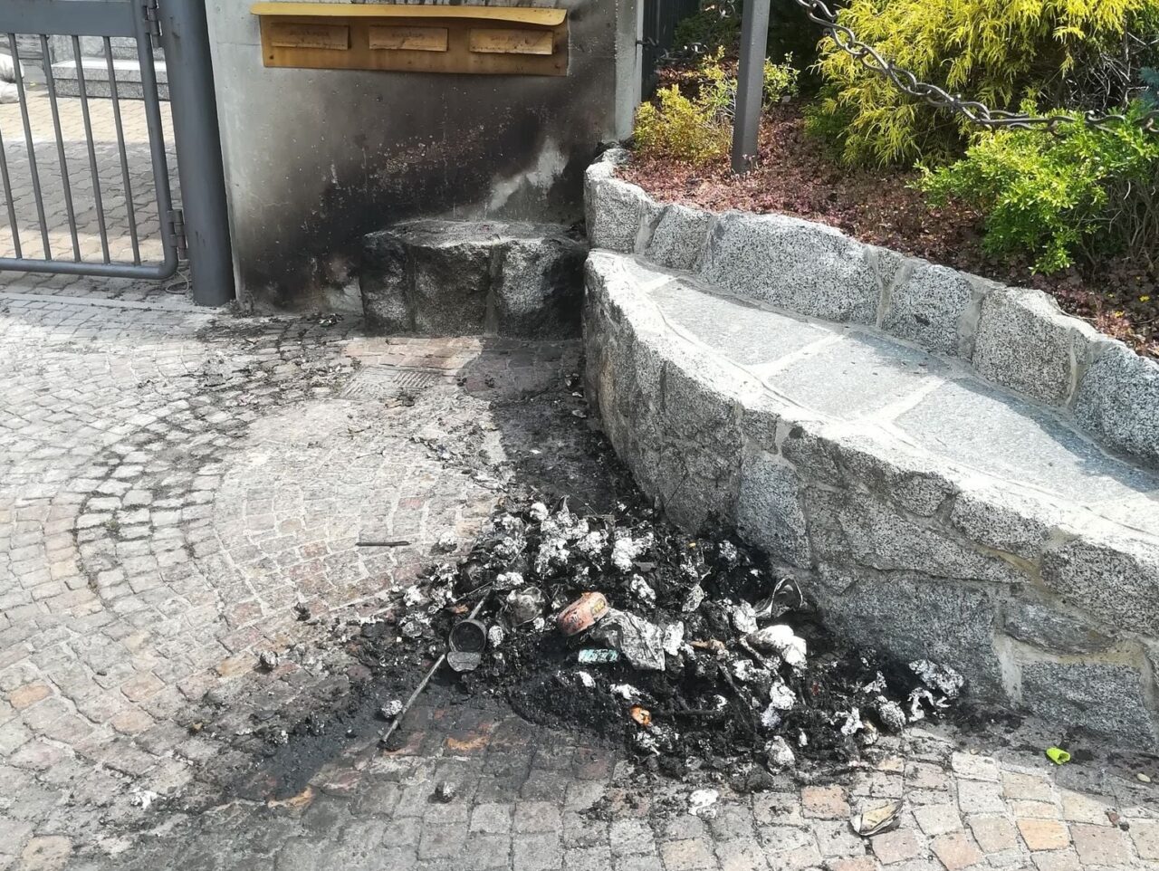 Vandalismo a Grandate: incendiati i sacchi neri fuori della scuola media