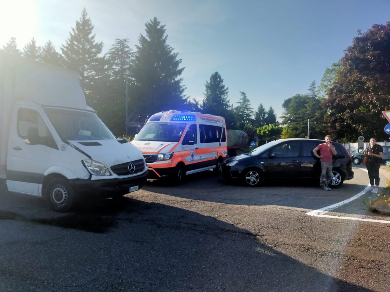 Auto contro camion, coinvolte tre persone