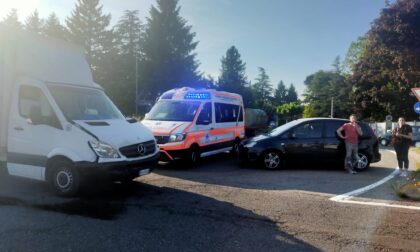 Auto contro camion, coinvolte tre persone