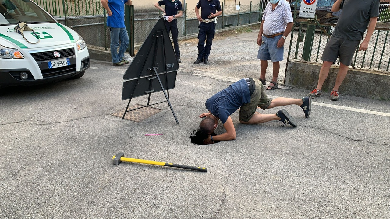 Voragine in via Silvio Pellico, strada chiusa