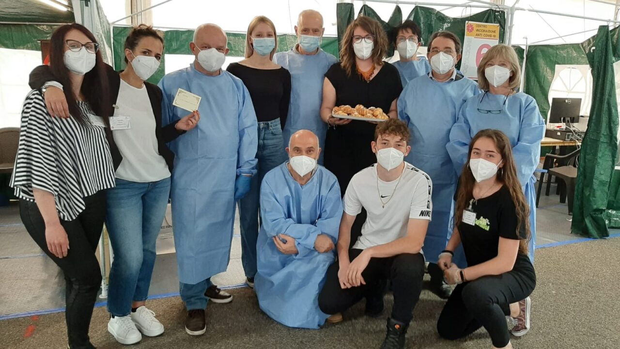 Hub vaccinale, brioche in dono ai medici e agli infermieri