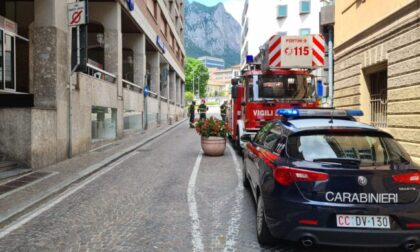 Paura a Lecco: lastra di 40 chili si stacca da un palazzo e colpisce un passante