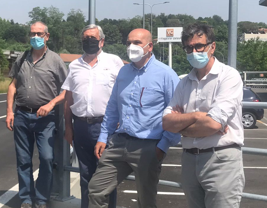 Caos viabilità su via Como. Il Pd insorge: “Il progetto prevedeva un marciapiede”