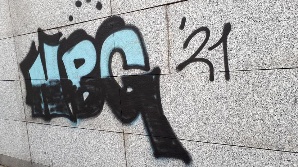 Vandali imbrattano il muro di un palazzo in centro città: la denuncia della consigliera comunale