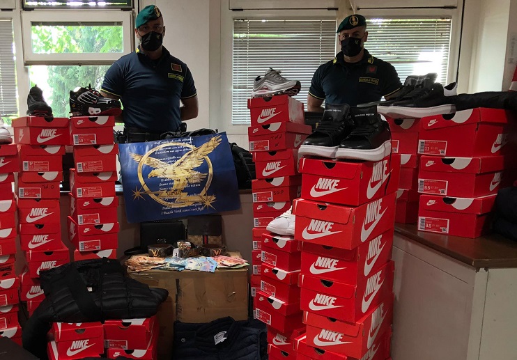 Aveva un bazar del falso in casa: sequestrati 200 capi d’abbigliamento e accessori di noti brand