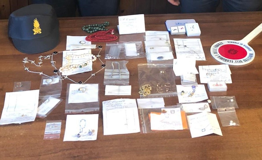 Sequestrati gioielli e pietre preziose per 45mila euro al valico di Maslianico