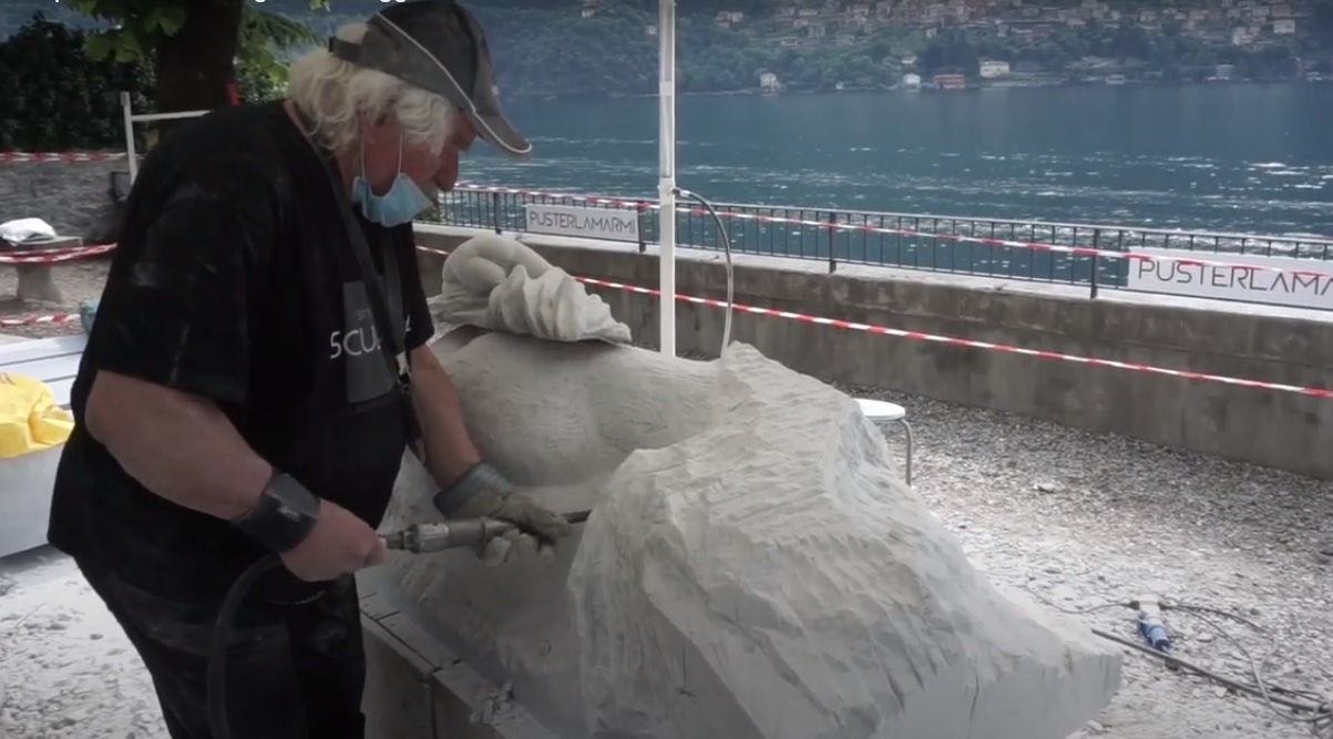 Che successo il Simposio di Scultura di Laglio: domenica l’inaugurazione delle opere, una dedicata a Clooney