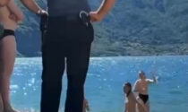 Fanno il bagno in topless nel lago: il video dell'intervento dei Carabinieri diventa virale