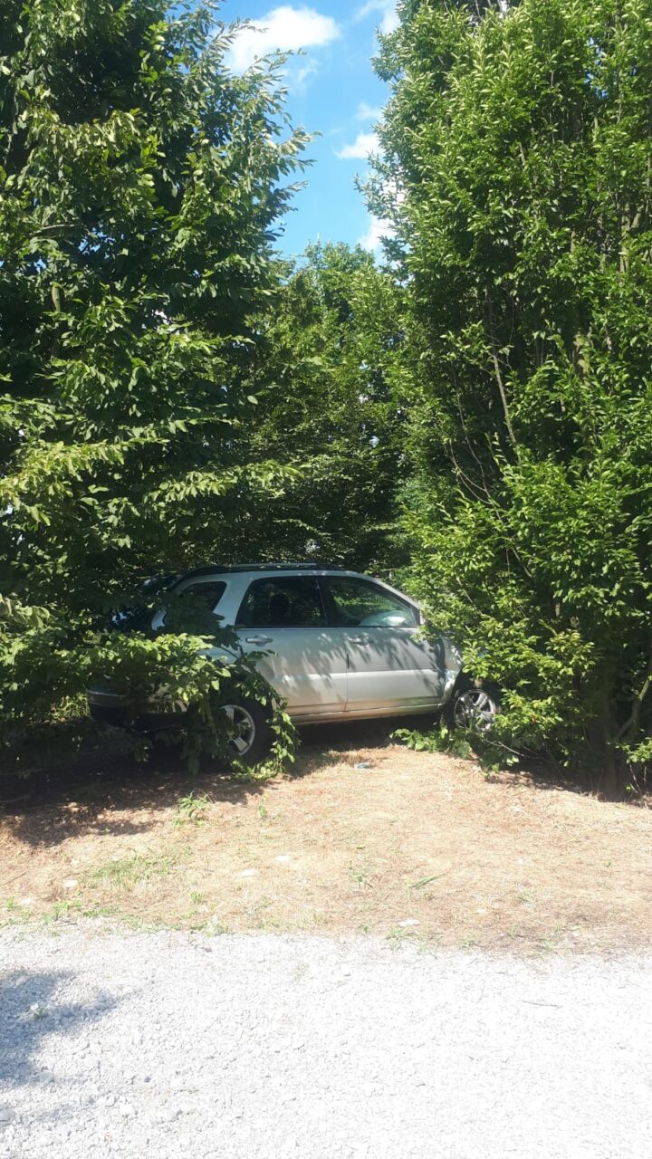 Anziana finisce fuori strada con l’auto a Lurago d’Erba