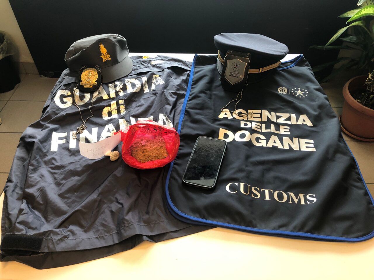Voleva entrare in Italia con metamfetamina e marijuana: 28enne fermato dalla Guardia di Finanza