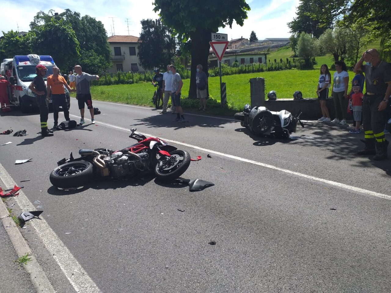 Scontro tra scooter e moto a Colverde