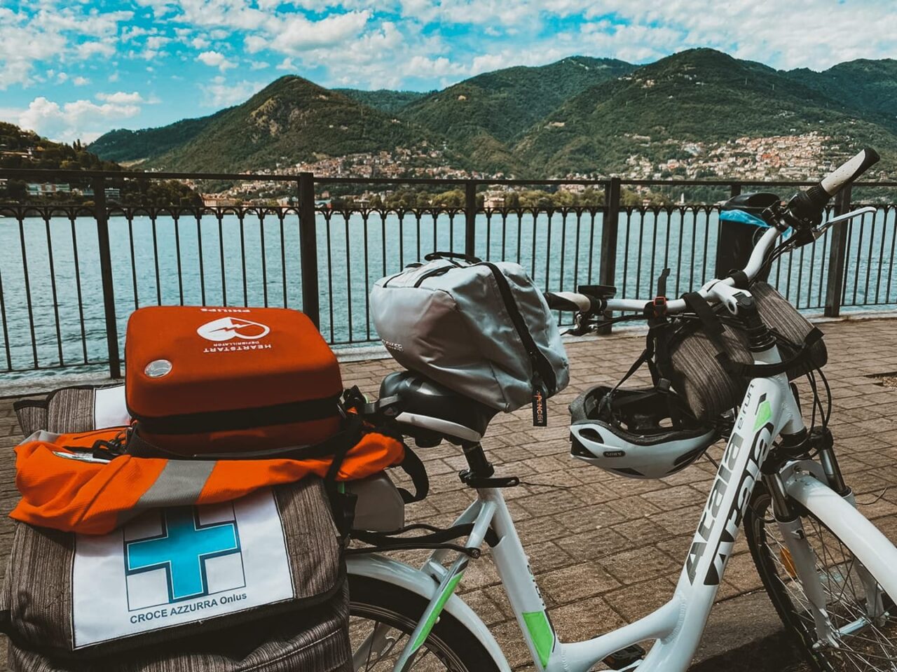 Pedala e soccorri, al via il progetto di Croce Azzurra: nei weekend due soccorritori in bici in centro e sul lungolago