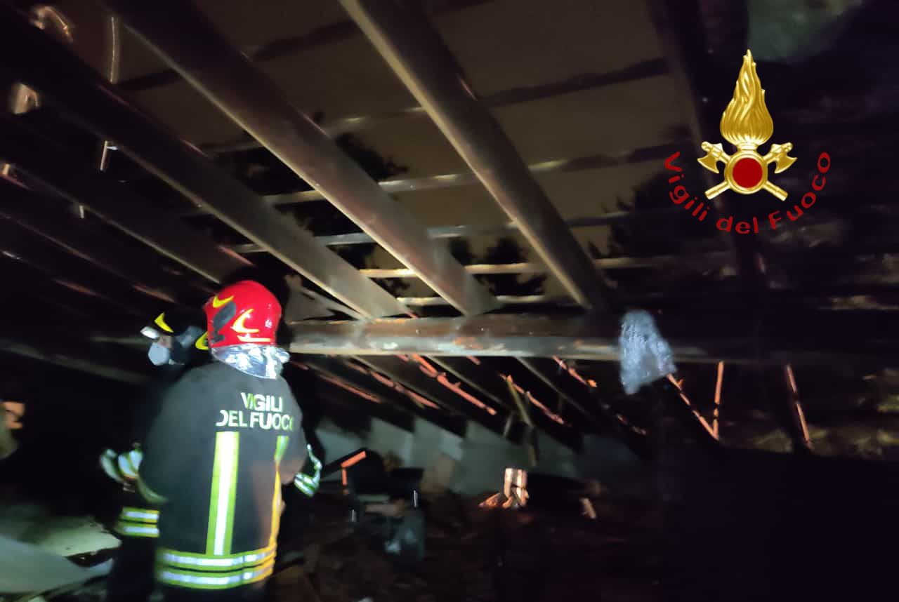 Fulmine su una casa, tetto scoperchiato evacuata la famiglia e il cane