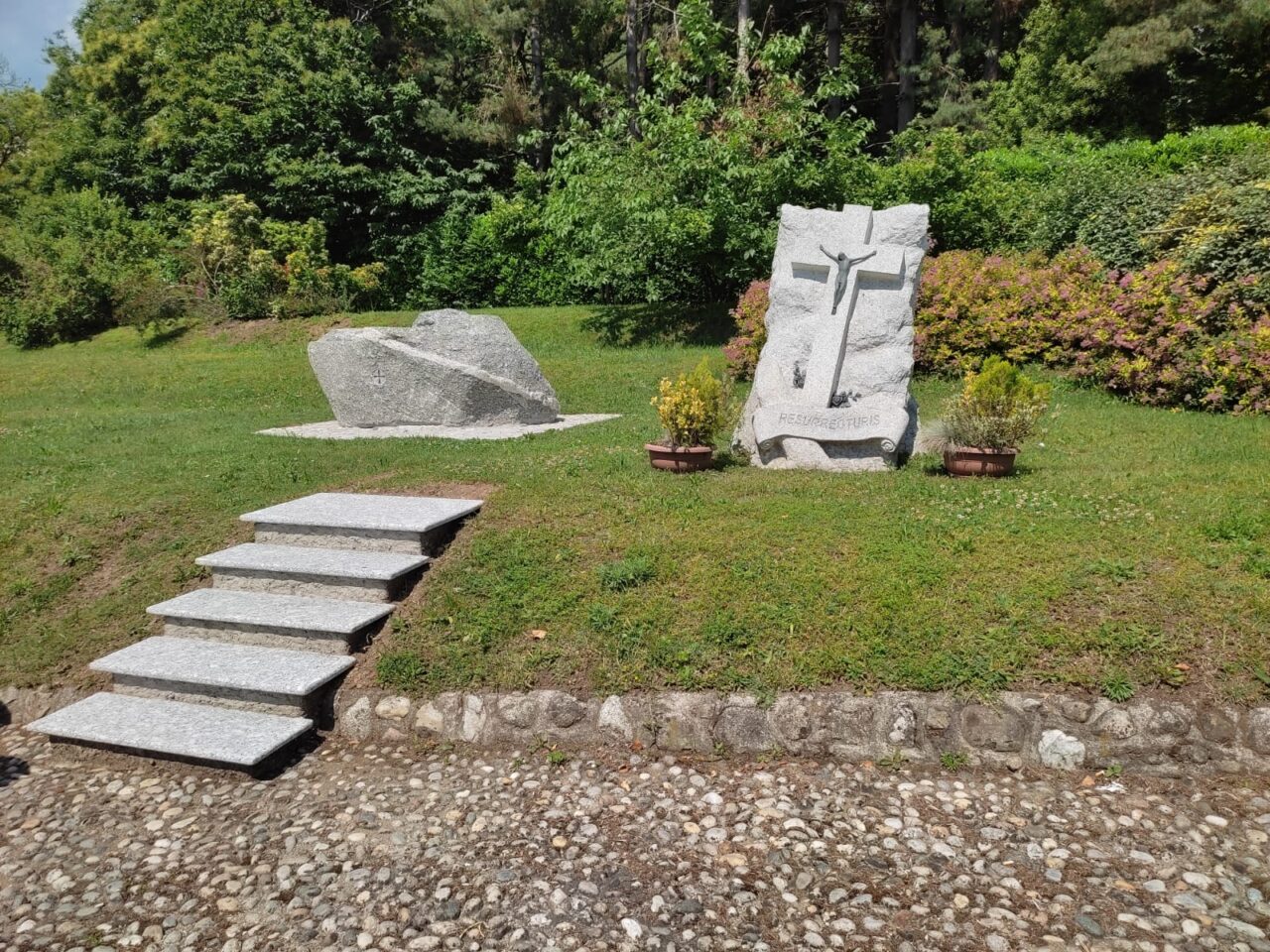 Un altare in granito per il parco di Chiesa Alta a Drezzo
