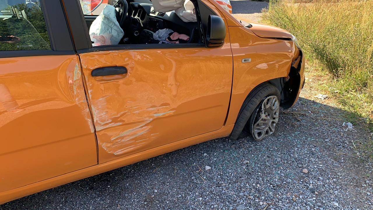 Paura per mamma e due bimbi sull’auto uscita di strada sulla provinciale