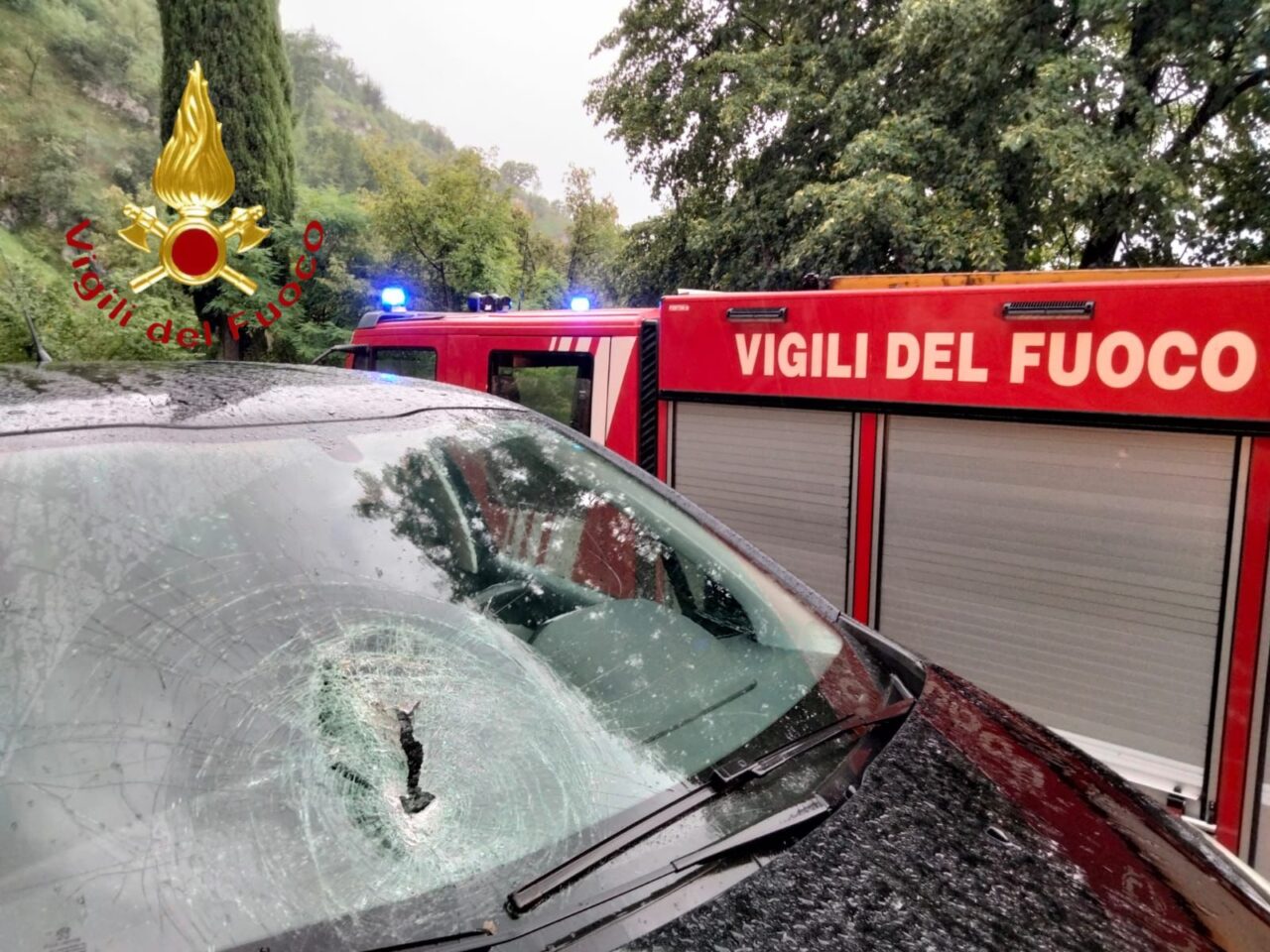 Sasso si stacca dalla parete rocciosa e colpisce un’auto: paura per tre ragazze, fortunatamente illese