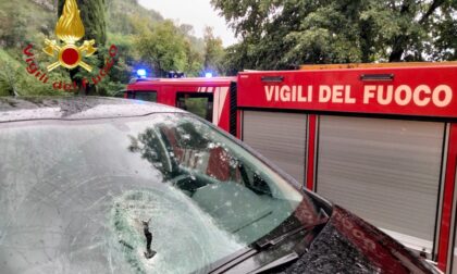 Sasso si stacca dalla parete rocciosa e colpisce un'auto: paura per tre ragazze, fortunatamente illese