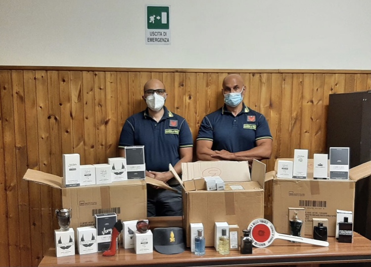 Contrabbandavano prodotti estetici e profumi di noti marchi
