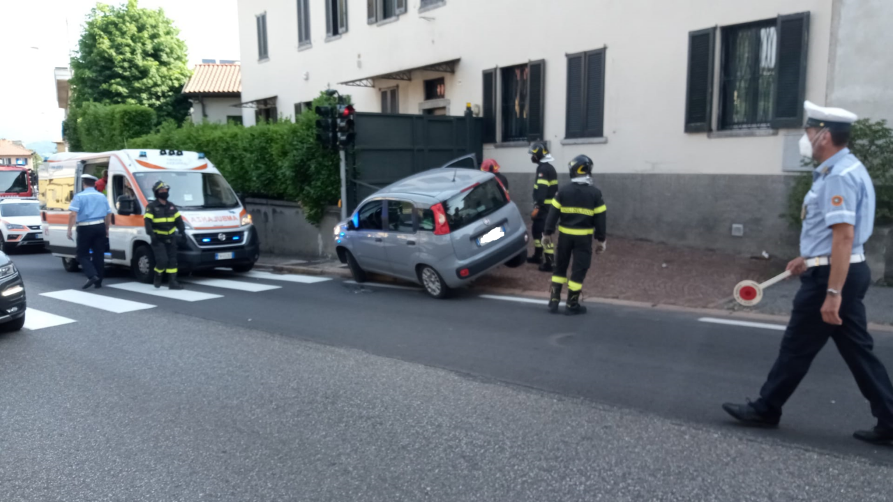 Finisce con l’auto contro un marciapiede a Fino Mornasco