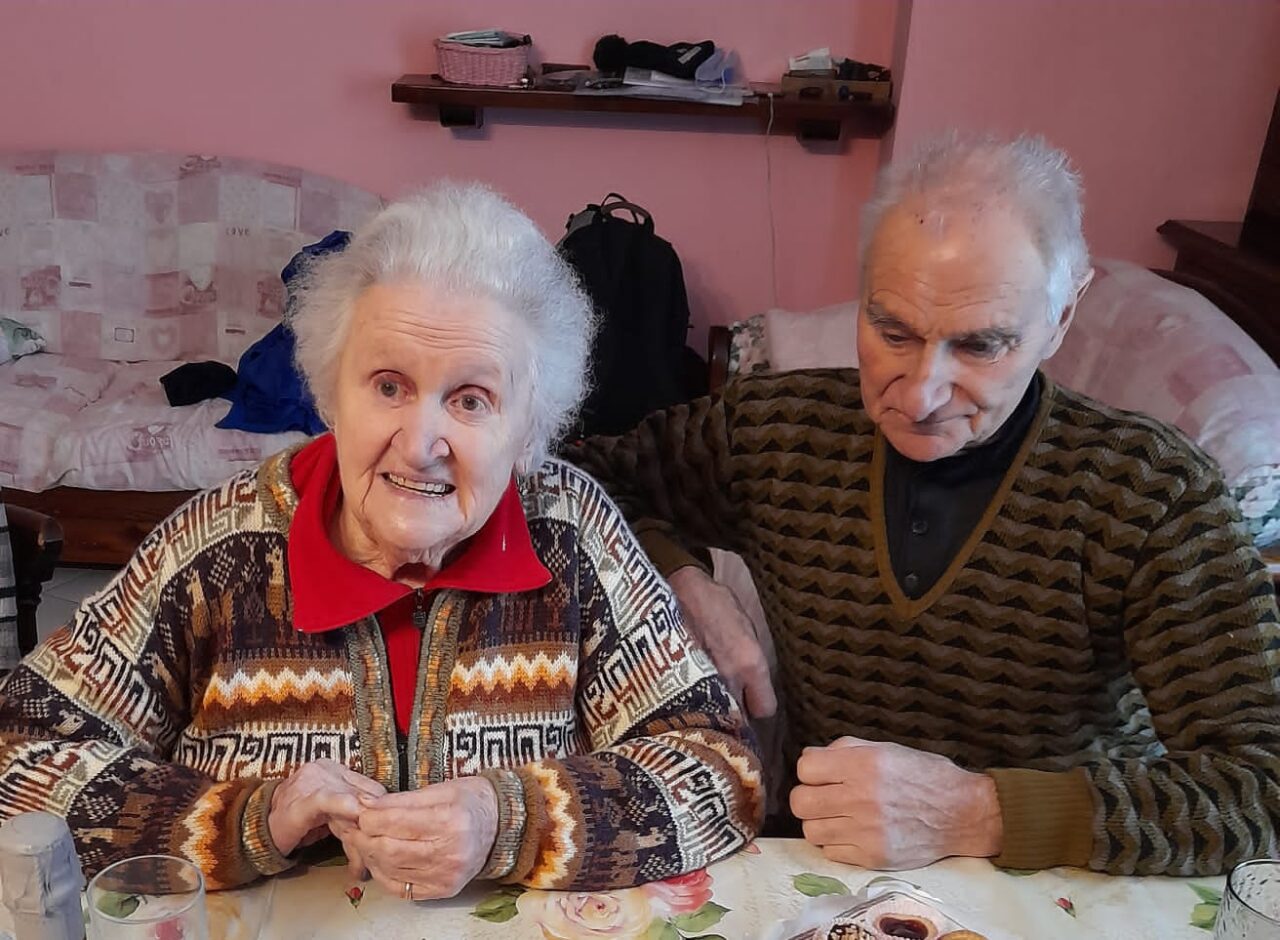 Sconfigge il Covid a 91 anni e riabbraccia il marito