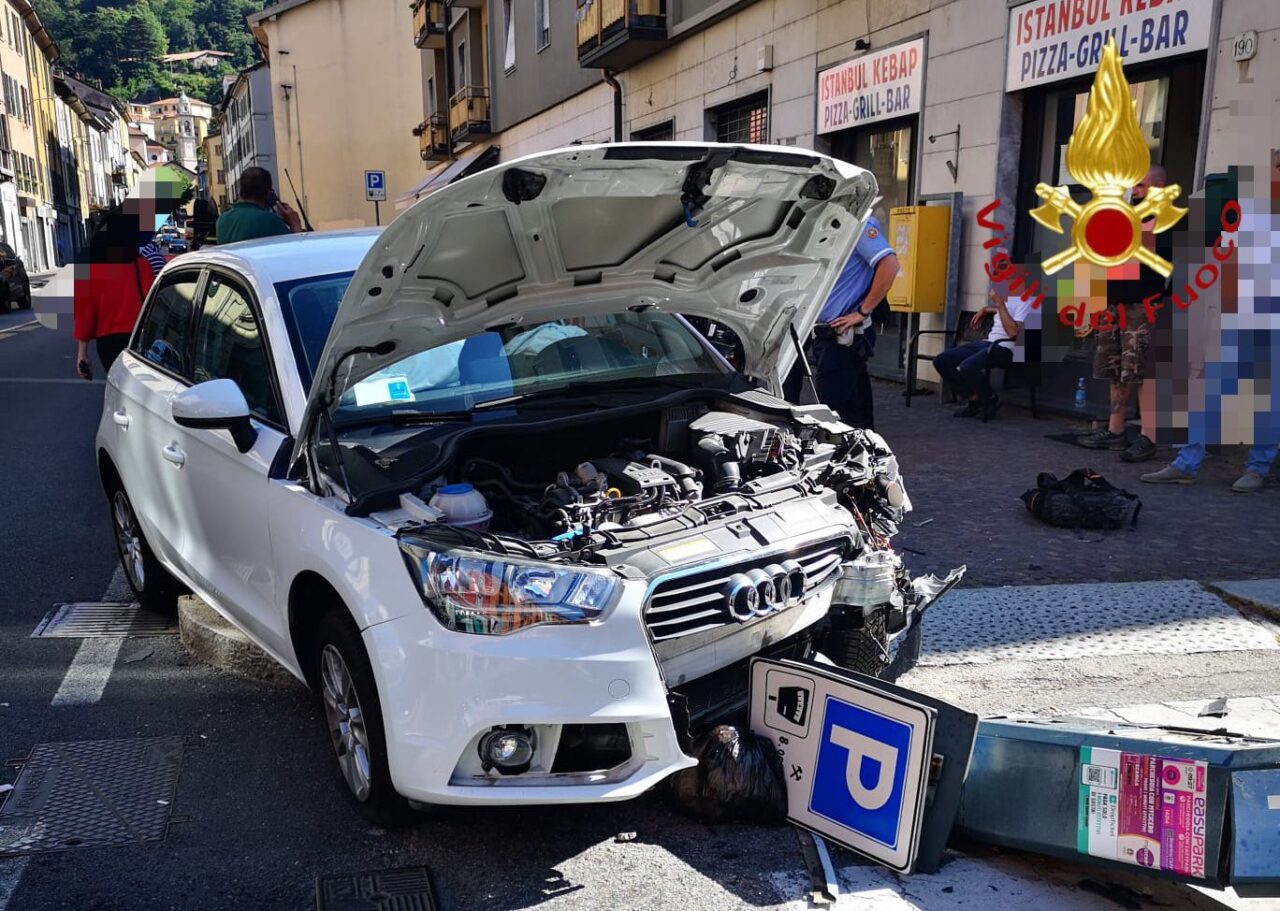Incidente in via Milano: 82enne finisce con l’auto contro un parcometro