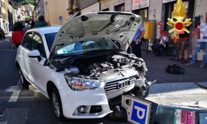 Incidente in via Milano: 82enne finisce con l'auto contro un parcometro