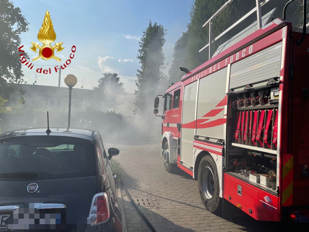 Rifiuti in fiamme a Mariano Comense