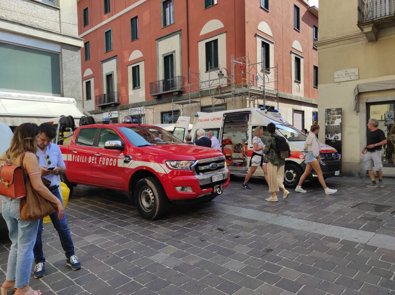 Precipita da un ponteggio, ferito un operaio