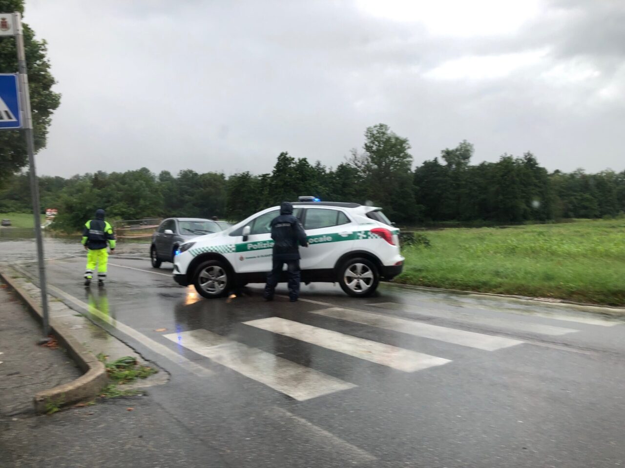 Maltempo, esonda la roggia, via Milano chiusa all'altezza della provinciale