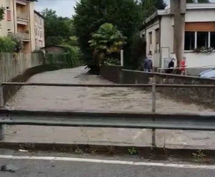 Maltempo nell’Olgiatese: torrente Lura in piena, chiuso il ponte Sant’Ambrogio. Esondazione a Uggiate